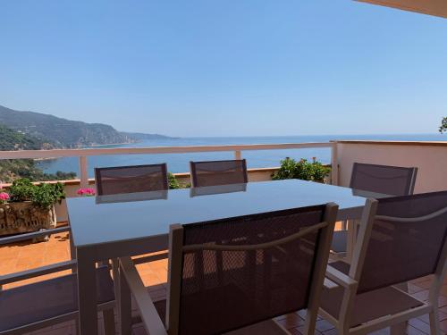 ? Terrace + Sea views + Private Beach. What else? ?