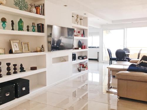 The White Apartment: Luxury, Beach and Design