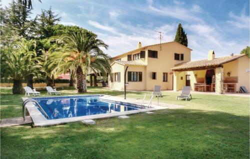 Three-Bedroom Holiday Home in Mont-ras