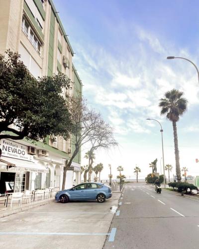 Holidays2Malaga Tomas de Echeverria 150 mts to Beach & High Speed wifi & Parking