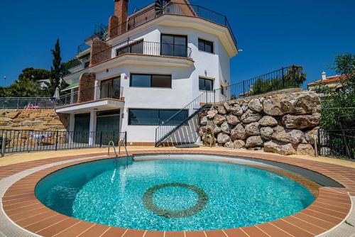 Tranquil 2 bed villa with private pool + sea view!