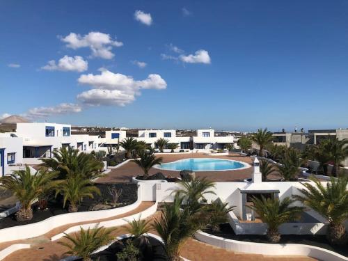 Two bedroom apartment with a communal pool in Puerto Calero