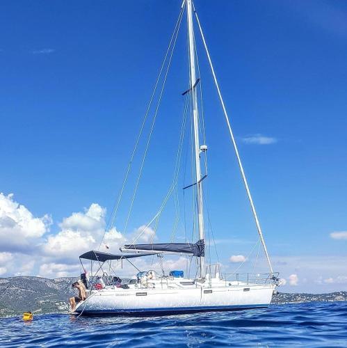 Velero en Port Forum sail boat