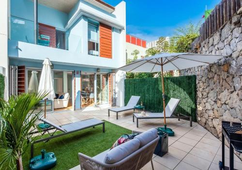 Vibrant Townhouse with Garden + Communal Pool