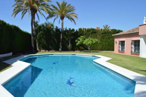 Villa 34121043 Goldedn Mile Marbella, 7 Bedrooms, Sleeps 14, Huge Private Pool, Just 300m From Beach