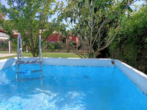 Villa Ada con jardin y piscina