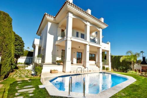 5 bedrooms villa with private pool jacuzzi and furnished terrace at Marbella