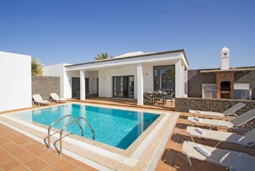 Villa B with private pool, beachfront, Wifi in Playa Blanca