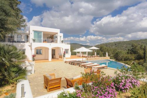 Villa Bellavista has stunning views and a private infinity pool