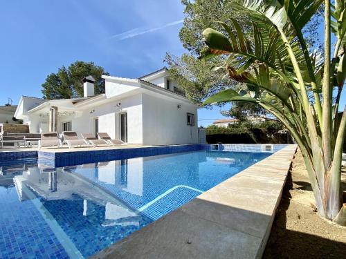 Villa Bouganvilla luxury villa with air-con, & private swimming pool ideal for families