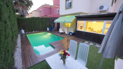 4 bedrooms villa with private pool enclosed garden and wifi at Tomares