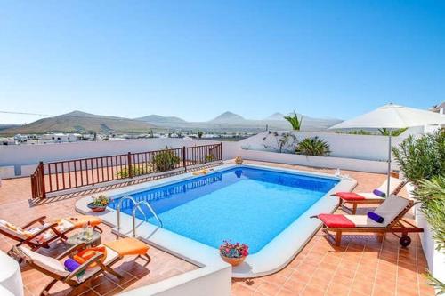 3 bedrooms villa with sea view private pool and enclosed garden at Nazaret