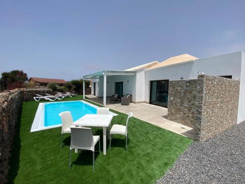 2 bedrooms villa with sea view private pool and furnished terrace at El Roque El Cotillo 1 km away from the beach
