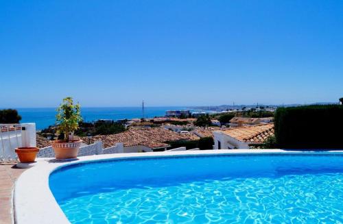 2 bedrooms villa with sea view private pool and furnished terrace at Benalmadena