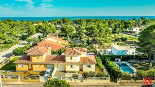 3 bedrooms villa at Les Tres Cales 300 m away from the beach with private pool jacuzzi and enclosed garden