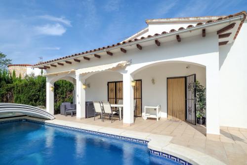 3 bedrooms villa with private pool enclosed garden and wifi at Castello d Empuries 2 km away from the beach