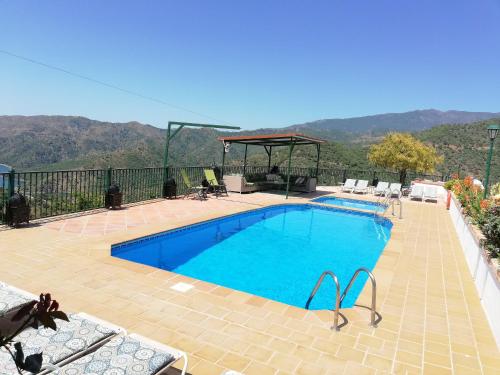 5 bedrooms villa with lake view private pool and enclosed garden at Istan