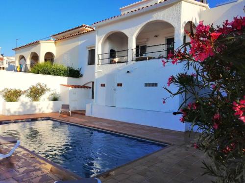 2 bedrooms villa with sea view private pool and enclosed garden at L Escala