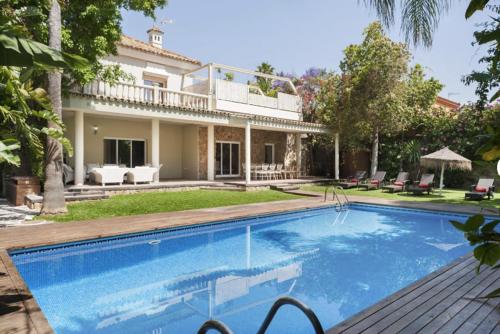 Villa de Lujo con Jardines y Piscina