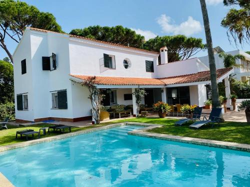 Villa América con Piscina en Urbanización Roche Conil Cádiz Andalucía España