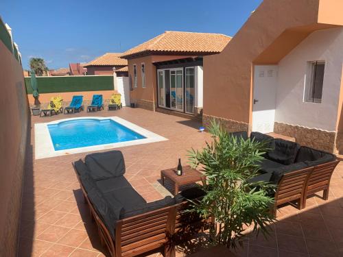 Villa Contenta - Welcoming 3 bedroom family villa with private heated pool