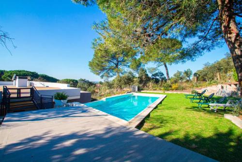 Villa de lujo con piscina desbordante con catarata Luxury home with pool waterfall