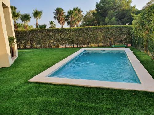 Villa de lujo con piscina en campo de golf