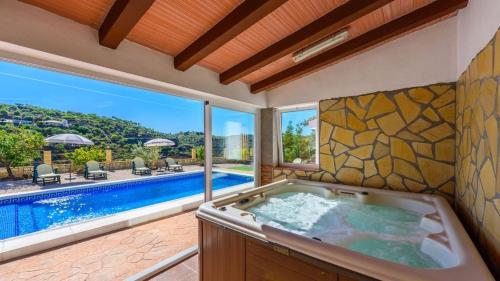 4 bedrooms villa with private pool enclosed garden and wifi at Daimalos