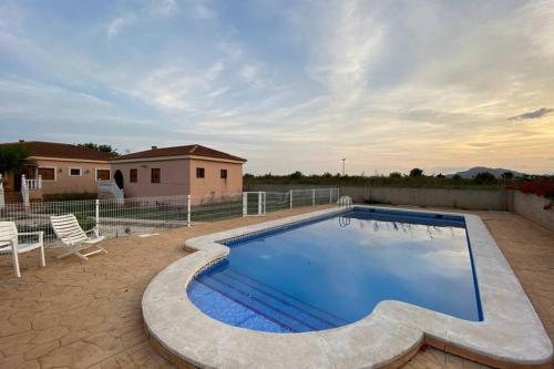 Villa Dolores, un chalet con piscina y barbacoa en la huerta del Segura.