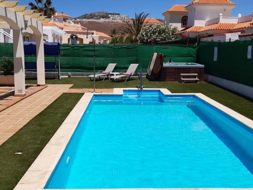 Villa Dwarika, Home Away From Home - Private heated pool and Jacuzzi