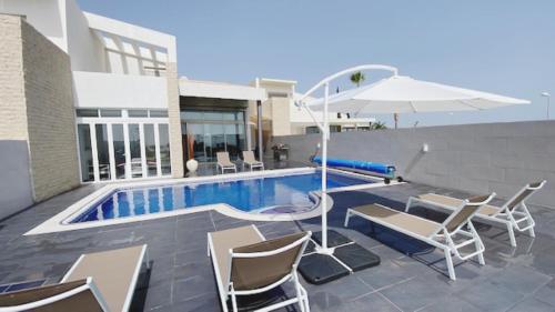 Villa Elisabetta, Luxury Villa with Heated Pool Ocean View in Adeje, Tenerife