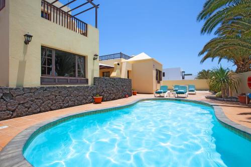 Villa Ellen - Lovely 4 Bedroom Villa Large Pool Area Wifi