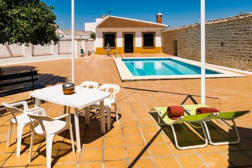 Villa en plena campiña andaluza - Piscina y chimenea