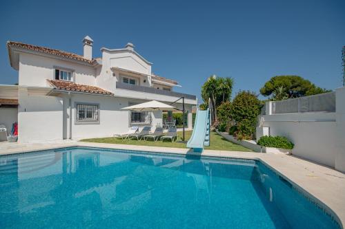 Villa encantadora junto a la playa en Los Monteros con seguridad 24 horas