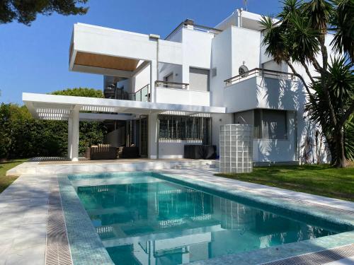Villa in Elviria, on the best beach in Marbella