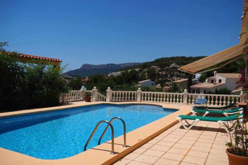 Villa independiente con gran piscina jardín vallado vistas bbqaa wifi