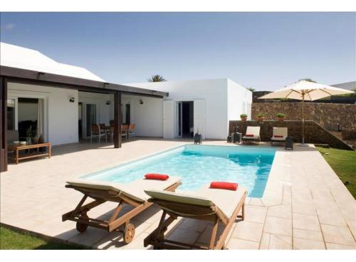 Villa Janubio - A beautiful 4 bedroom Villa - A Short Walk To Puerto Del Carmen