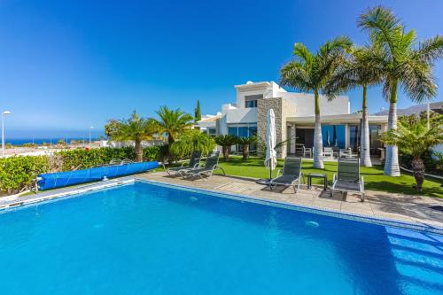 Villa Eleonora, Luxury Villa with Heated Pool Ocean View in Adeje, Tenerife