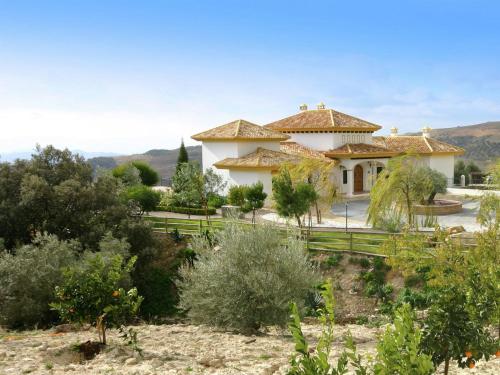 Luxury villa with great mountain views, pool, sauna, jacuzzi and padel court