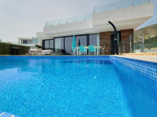 Villa nueva con piscina en Finestrat