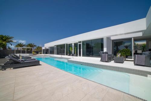 Villa Odyssey with private heated pool in Playa Blanca