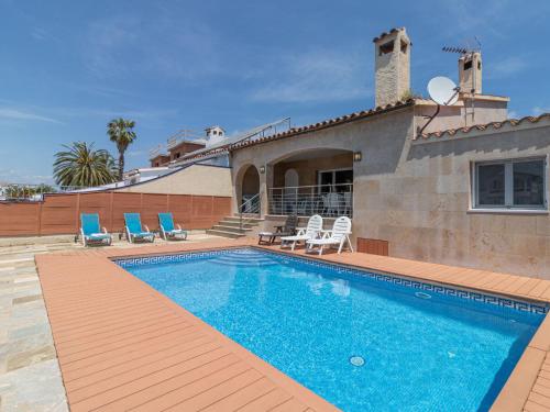 Luxurious Villa with Swimming Pool in Empuriabrava