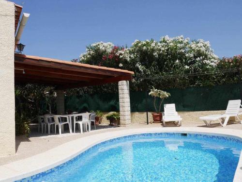 Villa pareada con piscina y acceso privado cerca pueblo y playa aa wifi