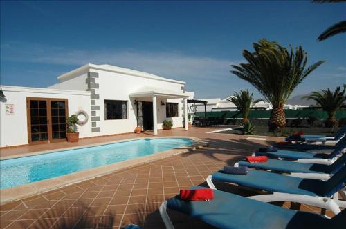 Villa Playa Del Blanca - A delightful 4 Bedroom Villa - Hot Tub - Walking Distance To The Beach