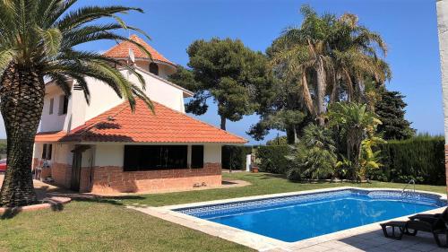 Villa singular en Salou. Piscina y jardín privados