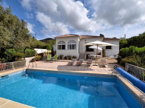 Lovely Holiday Home with Private Pool in Almogia