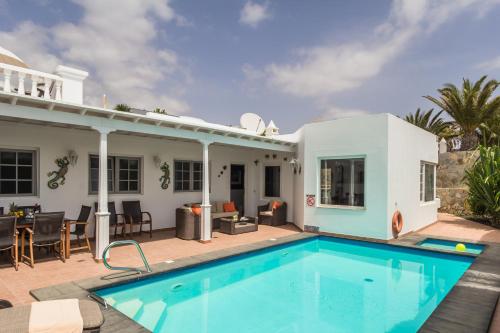 Villa Tarez - A Delightful four Bedroom Villa - A Short Walk To The Harbour and Restaurants