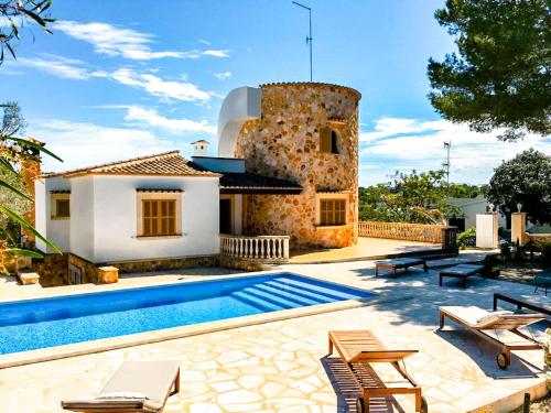 Villa Torre Mar with swimming pool and 100m to the beach
