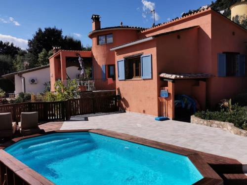 Villa única con piscina privada y vistas al mar.