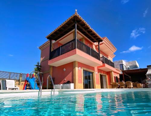 Luxury 5 star Villa Violetta with amazing sea view and heated pool vivienda vacacional